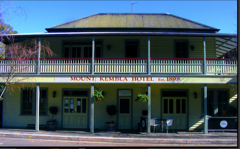 Mount Kembla Village Hotel - Great Ocean Road Restaurant 1