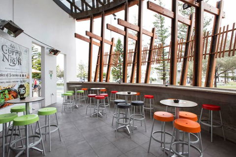 Burleigh Heads Hotel - Great Ocean Road Restaurant 4