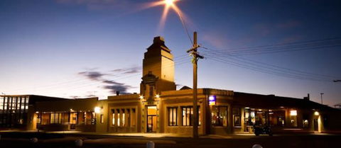 Central Hotel Bistro - Great Ocean Road Restaurant 0