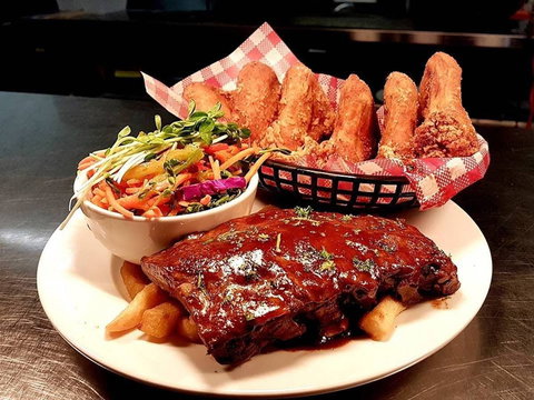 Iron Horse Inn - Warners Bay - Great Ocean Road Restaurant 0