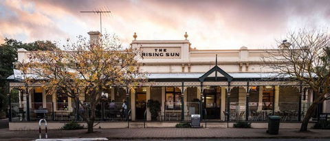 The Rising Sun Hotel, Auburn - Great Ocean Road Restaurant 0